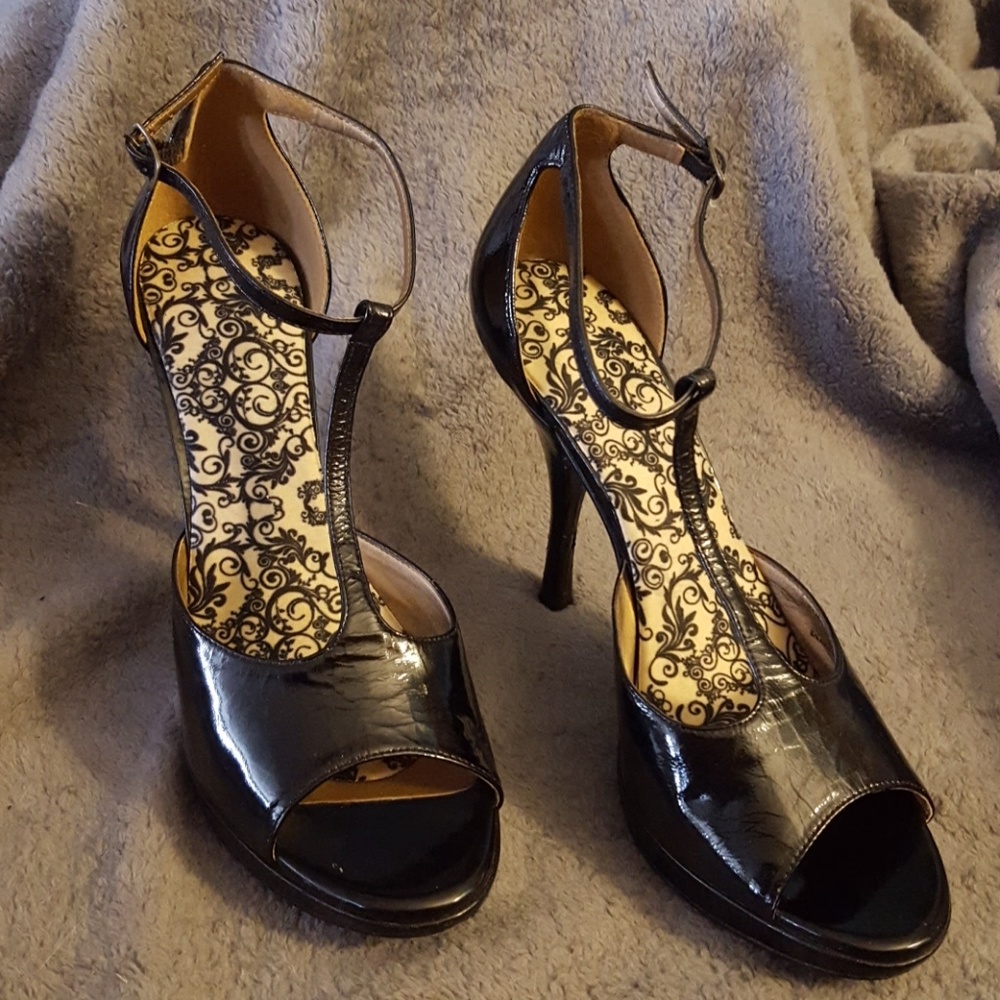 Black leather Carlos Santana pumps
